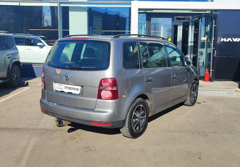 Подержанный автомобиль Volkswagen Touran 2008 года (5 фото)