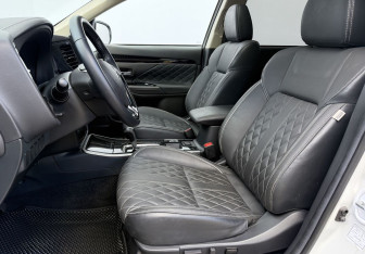Подержанный автомобиль Mitsubishi Outlander 2022 года (10 фото)