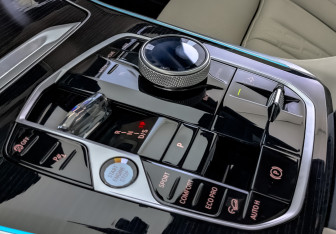 Подержанный автомобиль BMW X5 M 2025 года (21 фото)