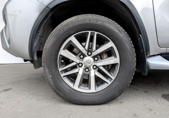 Подержанный автомобиль Toyota Fortuner 2020 года (19 фото)