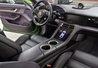 Подержанный автомобиль Porsche Taycan 2022 года (11 фото)
