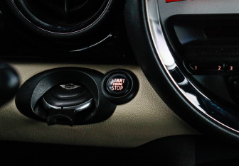 Подержанный автомобиль MINI Hatch 2013 года (10 фото)