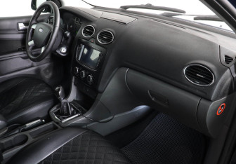 Подержанный автомобиль Ford Focus Hatchback 2006 года (6 фото)