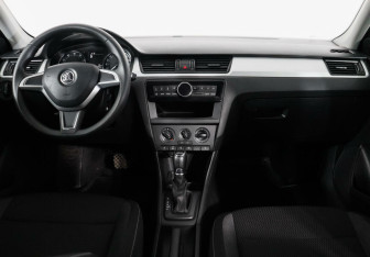 Подержанный автомобиль Skoda Rapid Liftback 2015 года (6 фото)