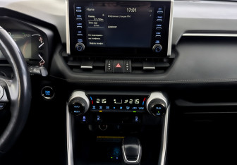 Подержанный автомобиль Toyota RAV4 2021 года (15 фото)