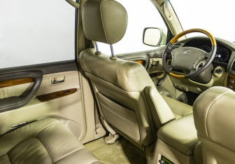 Подержанный автомобиль Lexus LX 2004 года (14 фото)