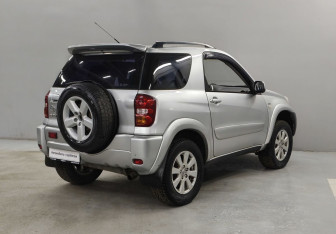 Подержанный автомобиль Toyota RAV4 2003 года (5 фото)
