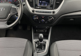 Подержанный автомобиль Hyundai Solaris Sedan 2017 года (13 фото)