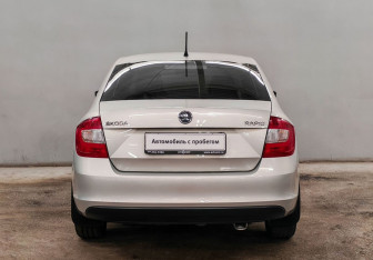 Подержанный автомобиль Skoda Rapid Liftback 2014 года (6 фото)