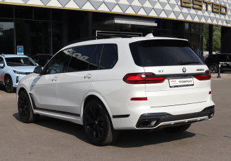 Подержанный автомобиль BMW X7 2020 года (7 фото)
