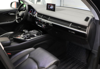 Подержанный автомобиль Audi Q7 2017 года (21 фото)