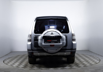 Подержанный автомобиль Mitsubishi Pajero 2008 года (6 фото)