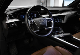 Подержанный автомобиль Audi e-tron 2021 года (7 фото)