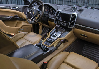 Подержанный автомобиль Porsche Cayenne 2014 года (11 фото)