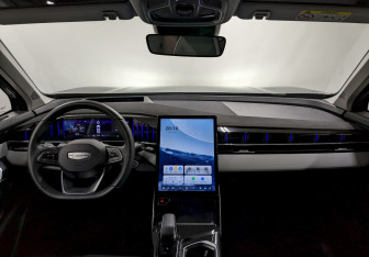Подержанный автомобиль Geely Atlas 2024 года (25 фото)