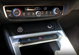 Подержанный автомобиль Audi Q3 2020 года (23 фото)