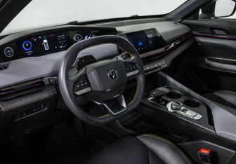 Подержанный автомобиль Changan UNI-V 2023 года (10 фото)