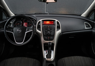 Подержанный автомобиль Opel Astra Hatchback 2011 года (9 фото)