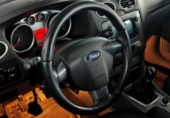 Подержанный автомобиль Ford Focus Hatchback 2011 года (12 фото)