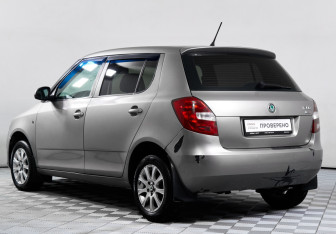Подержанный автомобиль Skoda Fabia Hatchback 2011 года (7 фото)