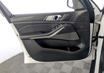 Подержанный автомобиль BMW X7 2020 года (20 фото)