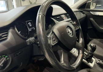 Подержанный автомобиль Skoda Octavia Liftback 2013 года (12 фото)
