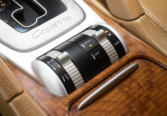 Подержанный автомобиль Porsche Cayenne 2006 года (18 фото)