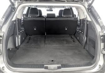 Подержанный автомобиль Toyota Highlander 2021 года (10 фото)