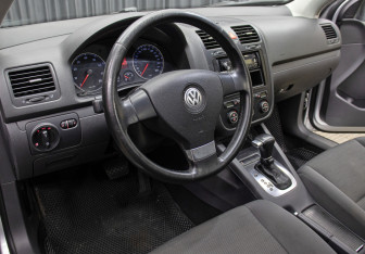 Подержанный автомобиль Volkswagen Golf Hatchback 2008 года (16 фото)