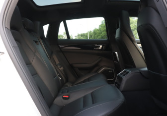 Подержанный автомобиль Porsche Panamera Wagon 2018 года (10 фото)