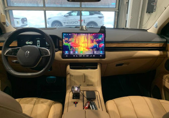 Подержанный автомобиль AITO M7 2023 года (10 фото)