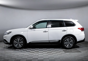 Подержанный автомобиль Mitsubishi Outlander 2019 года (8 фото)