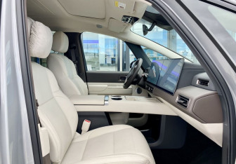 Подержанный автомобиль LiXiang Mega 2024 года (24 фото)