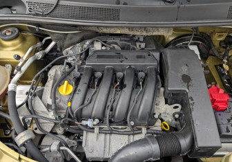 Подержанный автомобиль Renault Sandero 2017 года (9 фото)