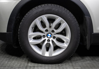 Подержанный автомобиль BMW X3 2013 года (24 фото)