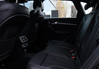 Подержанный автомобиль Audi Q5 2025 года (10 фото)