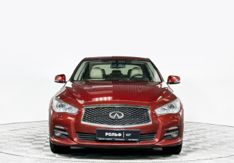 Подержанный автомобиль Infiniti Q50 2015 года (2 фото)