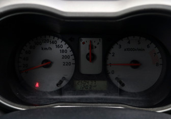 Подержанный автомобиль Nissan Note 2007 года (19 фото)