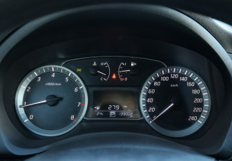Подержанный автомобиль Nissan Tiida Hatchback 2015 года (13 фото)