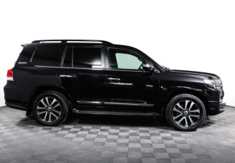Подержанный автомобиль Toyota Land Cruiser Suv 2017 года (4 фото)