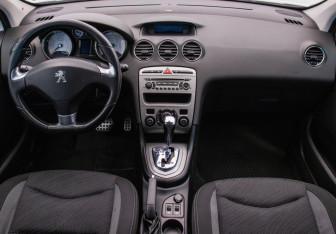 Подержанный автомобиль Peugeot 408 2015 года (13 фото)