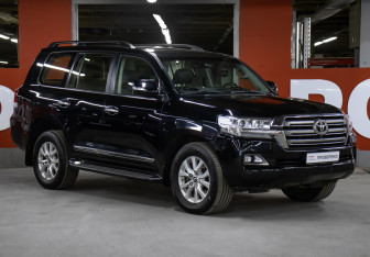 Подержанный автомобиль Toyota Land Cruiser Suv 2015 года (3 фото)