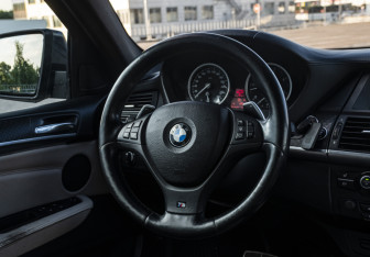 Подержанный автомобиль BMW X6 2013 года (10 фото)