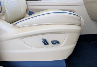 Подержанный автомобиль Voyah Dream 2023 года (21 фото)