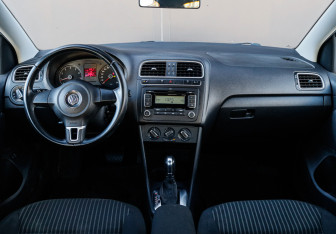 Подержанный автомобиль Volkswagen Polo Sedan 2011 года (13 фото)