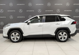 Подержанный автомобиль Toyota RAV4 2021 года (8 фото)