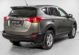 Подержанный автомобиль Toyota RAV4 2014 года (5 фото)