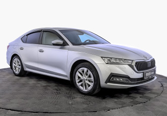 Подержанный автомобиль Skoda Octavia Liftback 2021 года (3 фото)