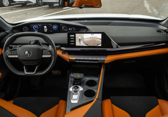 Подержанный автомобиль Changan UNI-V 2023 года (14 фото)