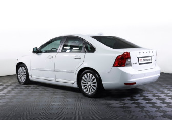 Подержанный автомобиль Volvo S40 2010 года (7 фото)